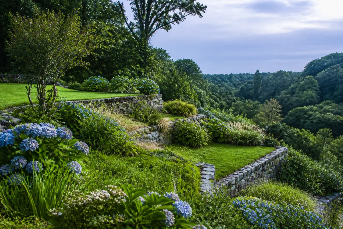 Aménager un jardin en pente en Bretagne Sud : la méthode